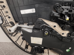 Mercedes Benz C-Class 205 (2014–2021) Esiukse polster A2057205611 - 2