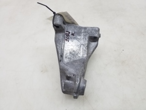   Engine holder 