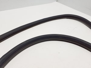  Front door sealing rubber 