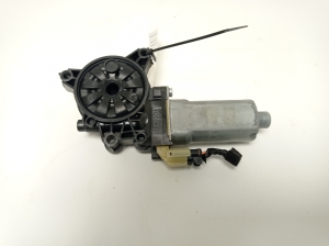 Kia Sorento (2009–2014) Front door window regulator motor 824502P000 - 2