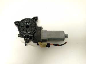 Kia Sorento (2009–2014) Front door window regulator motor 824602P000 - 2