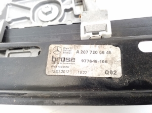 Mercedes Benz E-Class W207 (2009–2017) Priekšējo durvju logu pacēlājs A2077200646 - 3