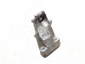   Engine holder 