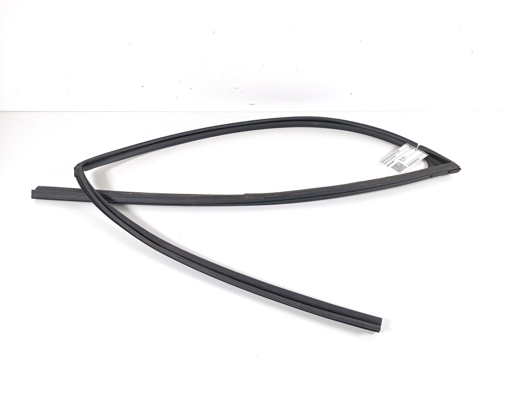 TOYOTA Corolla (2018–2026) Esiukse muu osa 6815102380 TOYOTA Corolla (2018–2026) Esiukse muu osa 6815102380