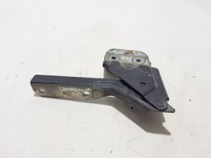  Engine cover hinge 