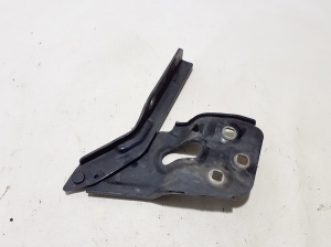   Engine cover hinge 