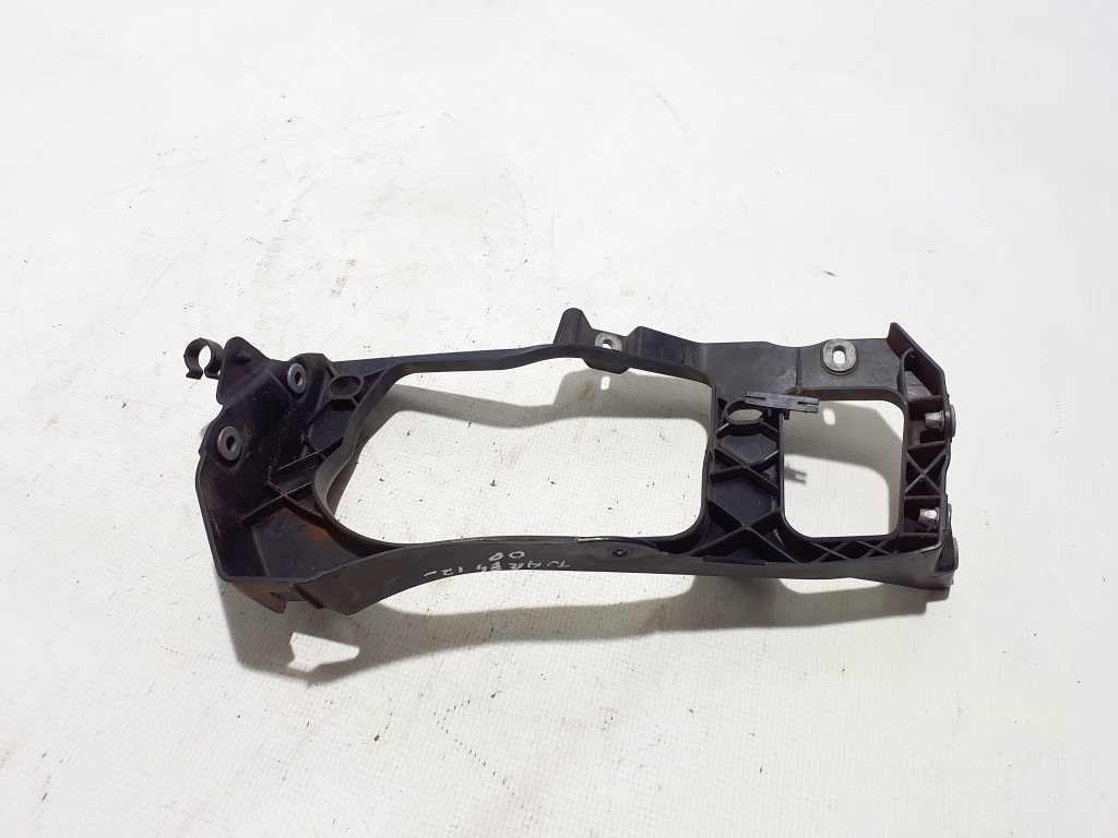 VOLKSWAGEN Touareg 2 generation (2010-2018) Right Headlight Mount Plate 7P6806510 24458113