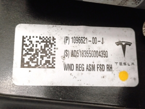 Tesla Model 3 3 (2016–2024) Priekšējo durvju logu pacēlājs un tā daļas 1096621-00-J - 3