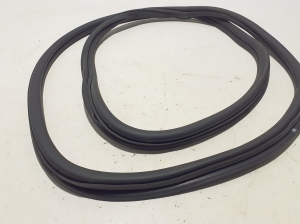 Volkswagen Golf VII (2012–2026) Tagumise küljeukse tihend uksel 5G6867913A - 2