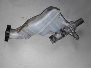  Master cylinder 