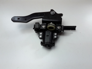 Tagumise külgukse alumine hing - AV11R250A66AD