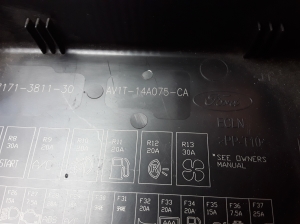 Ford B-MAX (2012–2018) Sicherungskastendeckel vorne AV1T14A075CA - 3