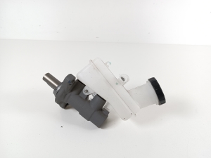  Master cylinder 