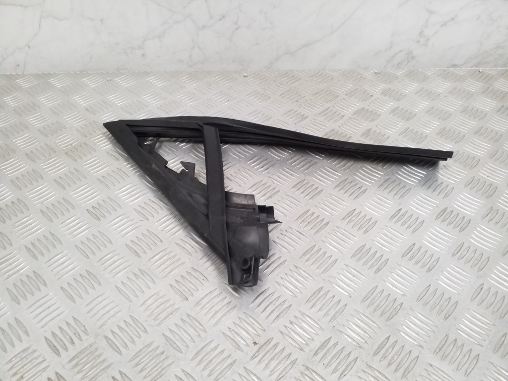 Mercedes Benz E-Class W207 (2009–2017) Esiukse tihenduskumm A2077270187 Mercedes Benz E-Class W207 (2009–2017) Esiukse tihenduskumm A2077270187