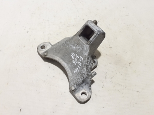   Engine holder 