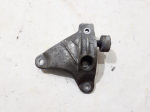   Engine holder 