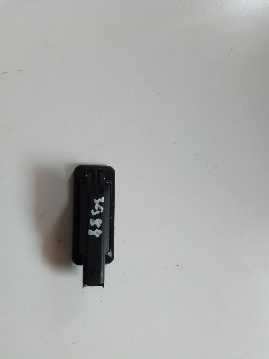 Used Peugeot 2008 Number plate light bulbs 9682403680