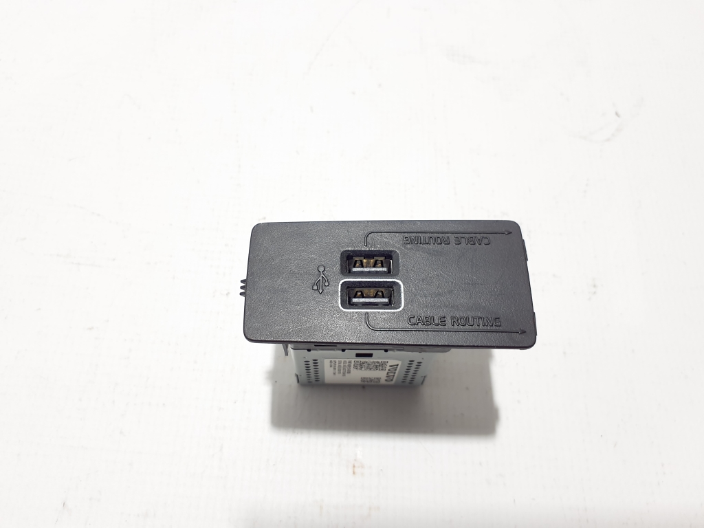 VOLVO S60 2 generation (2010-2020) Conexiuni suplimentare ale playerului de muzică (AUX/USB) 31407038 24902584