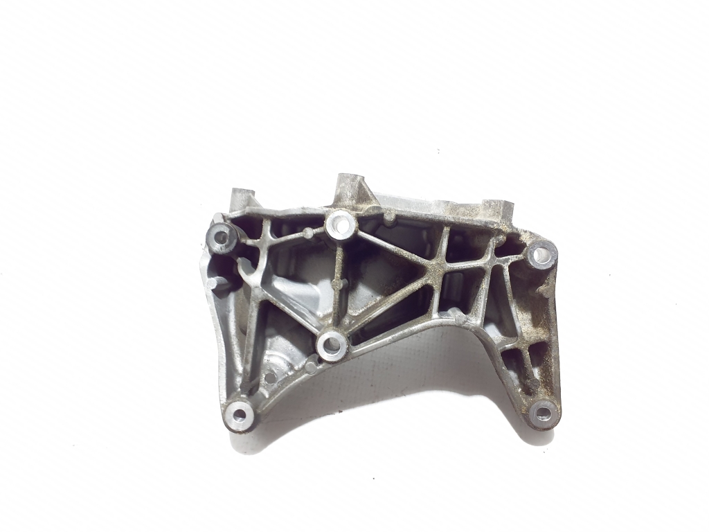 VOLVO S60 2 generation (2010-2020) Кронштейн генератора 31430704 24933246