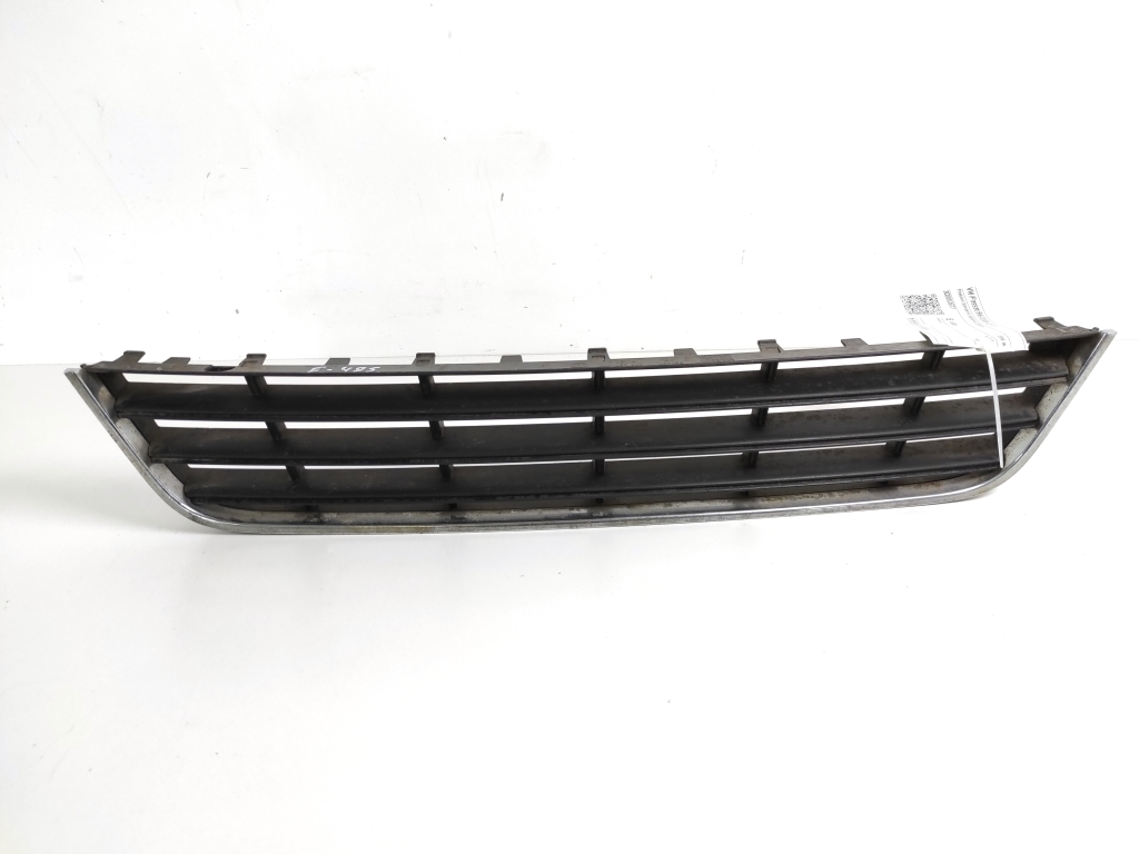 Volkswagen Passat B6 (2005–2010) Front bumper lower grille 3C0853677 Volkswagen Passat B6 (2005–2010) Front bumper lower grille 3C0853677