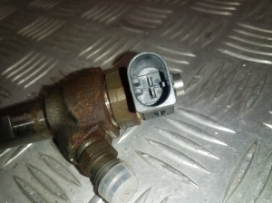  Fuel injector 