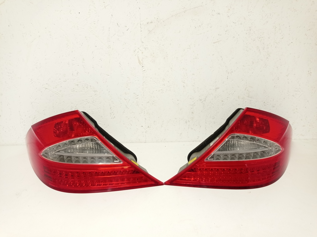 MERCEDES-BENZ CLS-Class C219 (2004-2010) Rear Right Taillight Lamp A2198200664 24907296