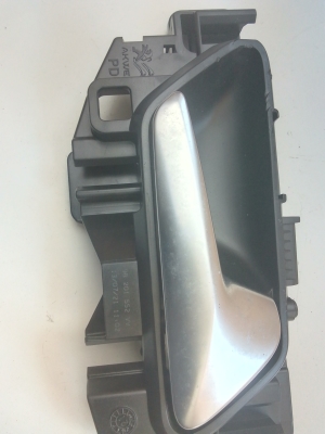 Opel Corsa F (2019–2026) Front door inner handle 98201552 - 3