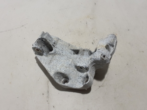   Engine holder 