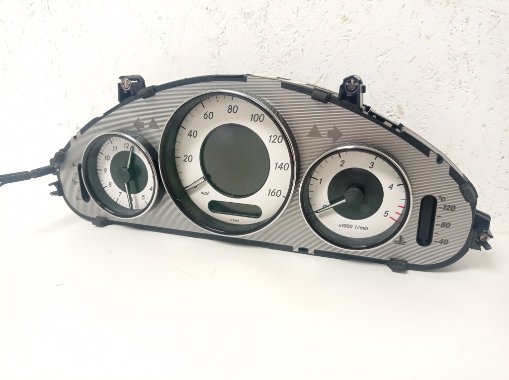 MERCEDES-BENZ CLS-Class C219 (2004-2010) Instrumentu panelis/spidometrs A2195402347 25085005