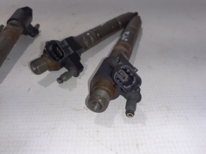  Fuel injector 