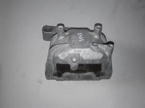   Engine holder 