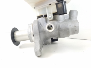  Master cylinder 