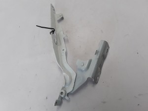  Engine cover hinge 