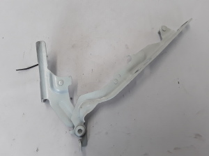  Engine cover hinge 