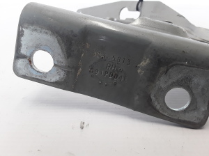  Engine cover hinge 