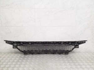 Mercedes Benz C-Class 205 (2014–2021) Priekšējā bampera apakšējā reste A2058856204 - 2