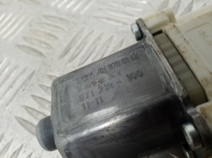 Mercedes Benz C-Class 204 (2007–2014) Esiukse aknatõstuki mootor A2048200142 - 3