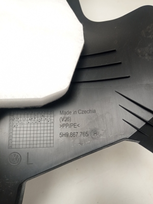 Volkswagen Golf VIII (2019–2026) Tagumise toe sisekujundus 5H9867765B - 5