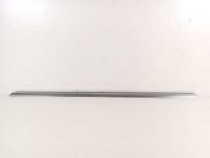 Esiukse klaasi välimine liist - A1767250082