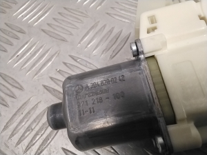 Mercedes Benz C-Class 204 (2007–2014) Esiukse aknatõstuki mootor A2048200242 - 3