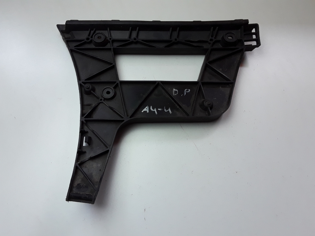 AUDI A4 B8/8K (2011-2016) Aizmugurējā labā bampera stiprinājums 8K5807454 27557888