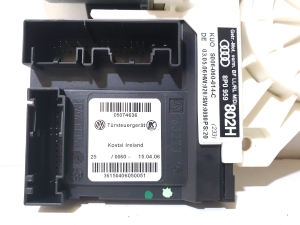 AUDI A3 8P (2003–2012) Front door window regulator motor 8P0959 802H  S006060014C - 4