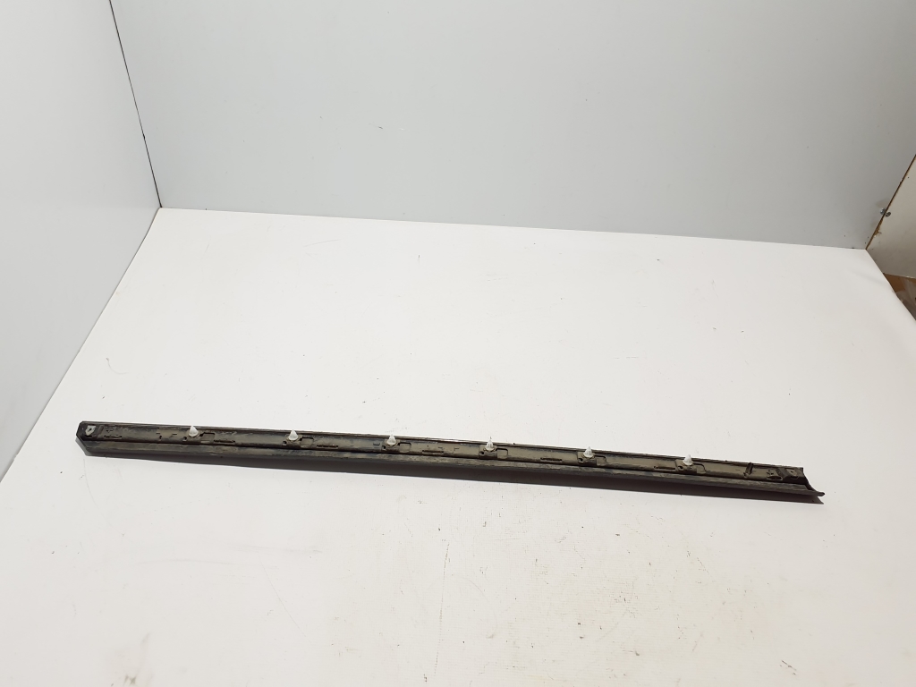 VOLKSWAGEN Passat B8 (2014-2023) Front Right Door Molding 3G0853332A 25616437