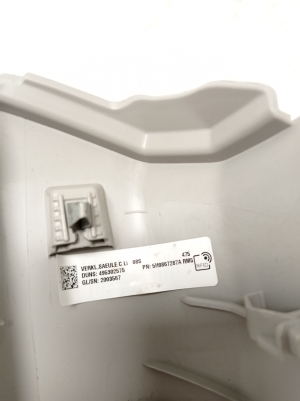 Volkswagen Golf VIII (2019–2026) Tagumise toe sisekujundus 5H9867287A - 4