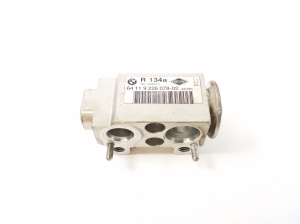   Air conditioner hose valve 