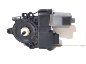 Hyundai i40 (2011–2026) Front door window regulator motor 824503Z010 - 3
