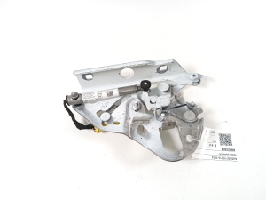 Charnière de capot moteur - 4M0823302B
