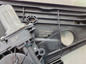 RENAULT Austral (2022–2026) Aizmugurējo durvju logu pacēlājs 827210436R - 4