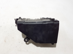 Sicherungskastengehäuse unter der Motorhaube - 284B96US0A