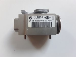   Air conditioner hose valve 